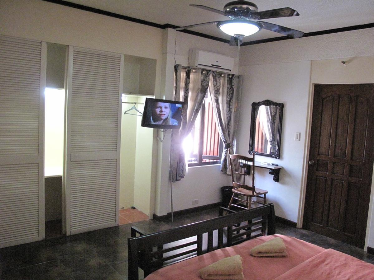 Makati Suites At Travelers Inn Makati City ภายนอก รูปภาพ