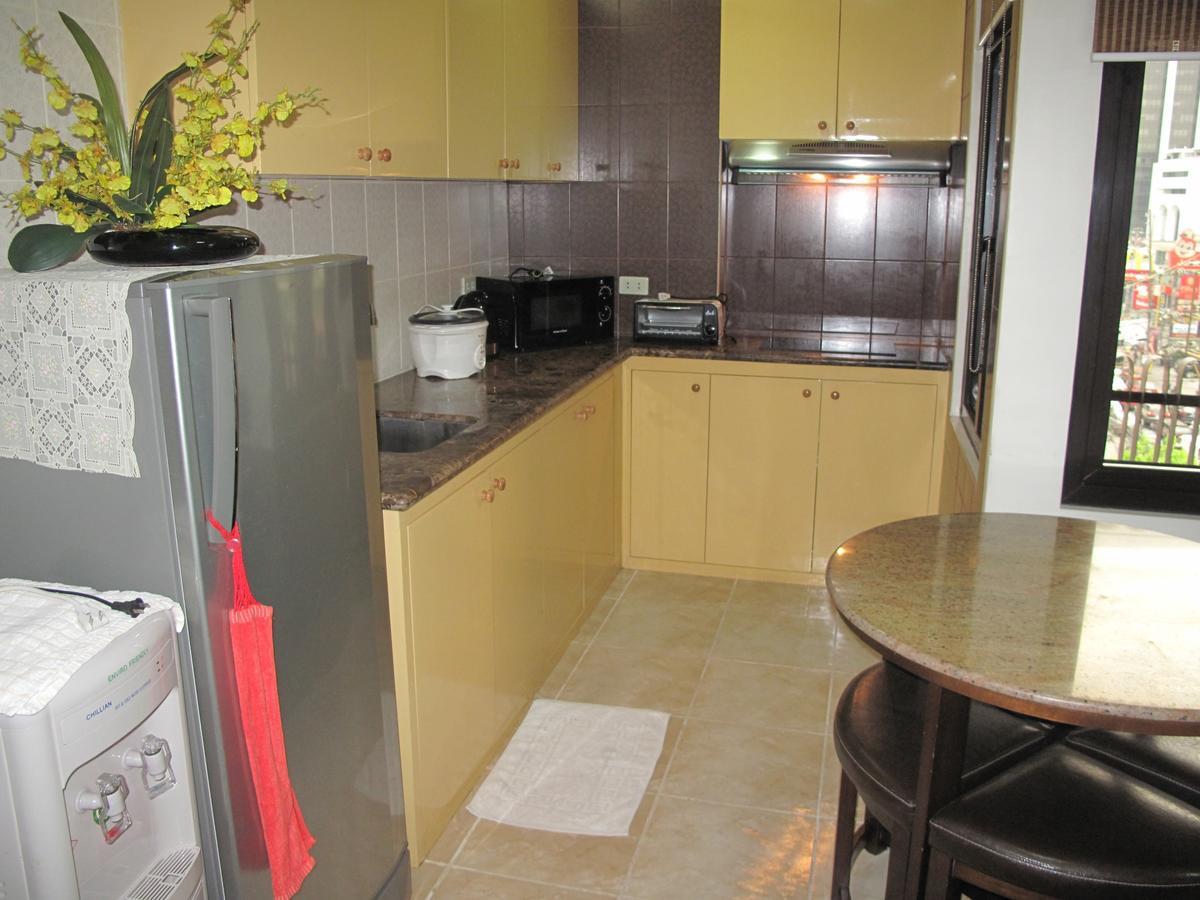 Makati Suites At Travelers Inn Makati City ภายนอก รูปภาพ