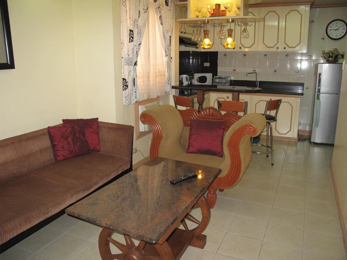 Makati Suites At Travelers Inn Makati City ภายนอก รูปภาพ