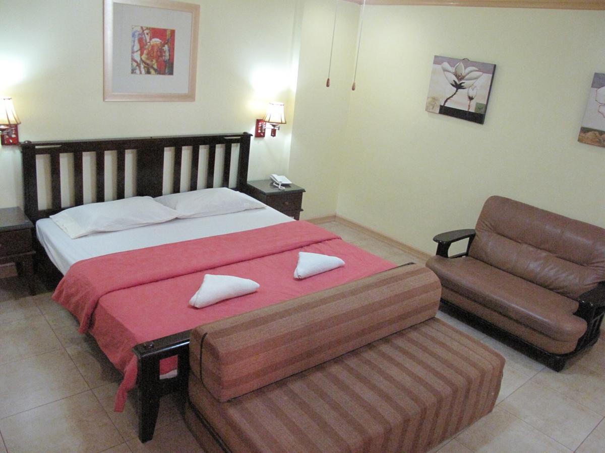 Makati Suites At Travelers Inn Makati City ภายนอก รูปภาพ
