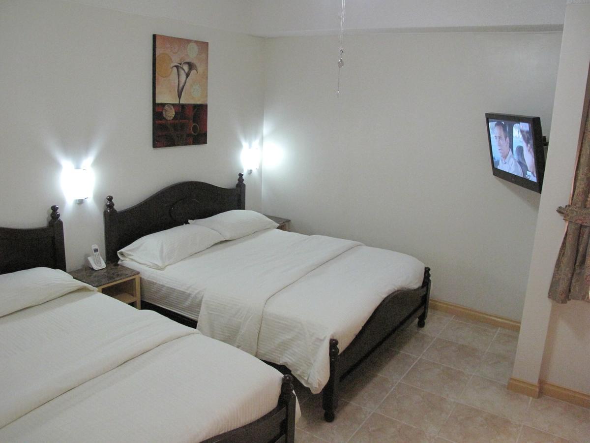 Makati Suites At Travelers Inn Makati City ภายนอก รูปภาพ