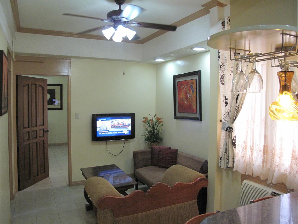 Makati Suites At Travelers Inn Makati City ภายนอก รูปภาพ
