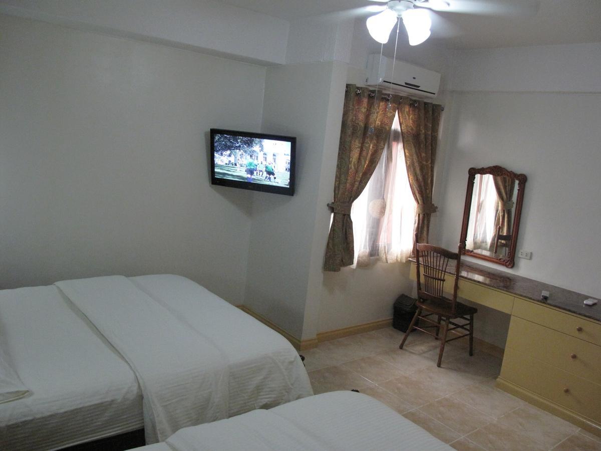 Makati Suites At Travelers Inn Makati City ภายนอก รูปภาพ