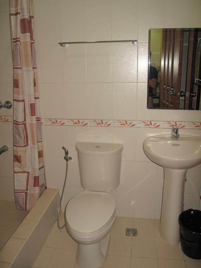 Makati Suites At Travelers Inn Makati City ภายนอก รูปภาพ