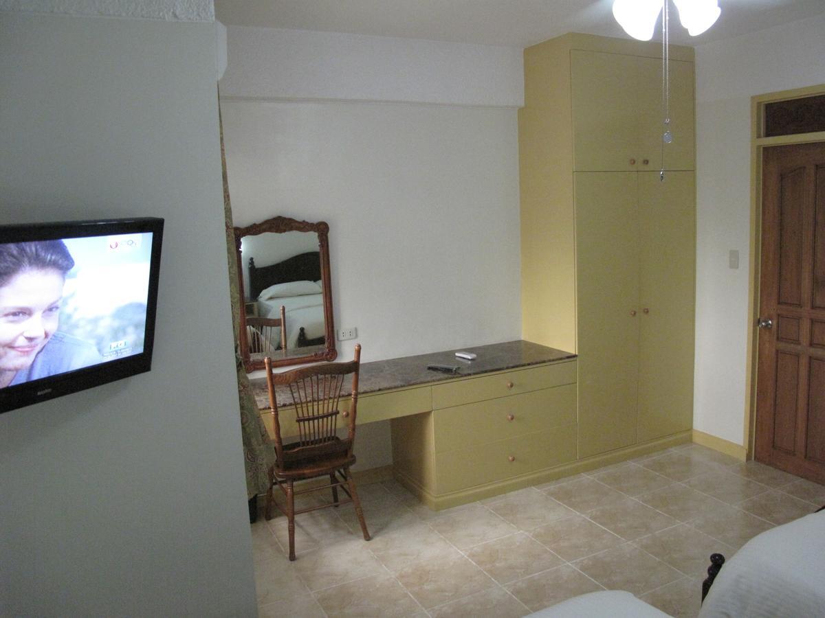 Makati Suites At Travelers Inn Makati City ภายนอก รูปภาพ