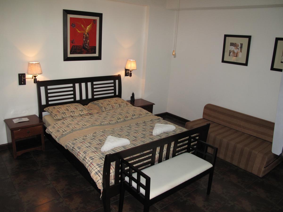 Makati Suites At Travelers Inn Makati City ภายนอก รูปภาพ