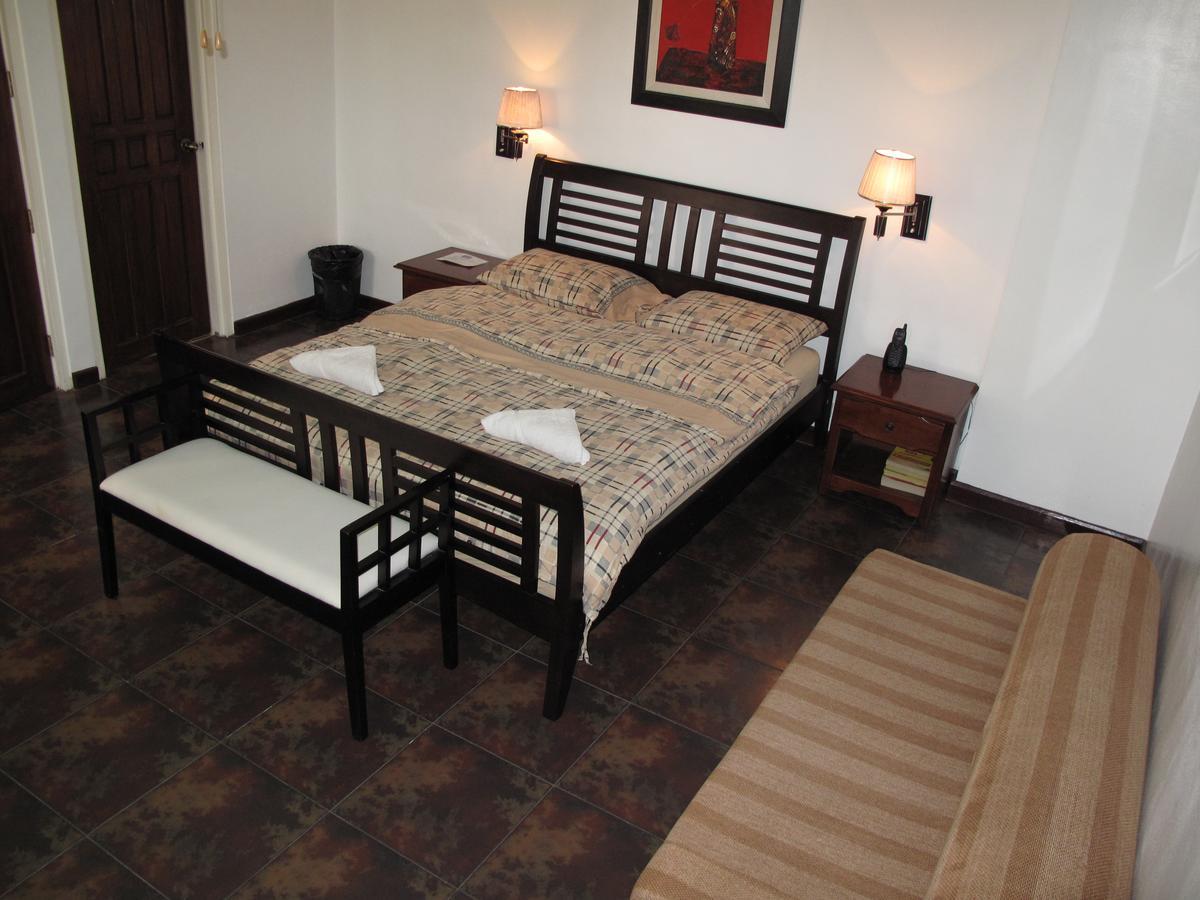 Makati Suites At Travelers Inn Makati City ภายนอก รูปภาพ
